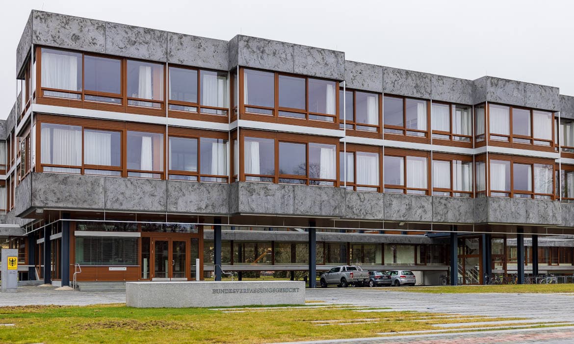 Bundesverfassungsgericht stoppt amtsärztliche Untersuchung vor Gericht.