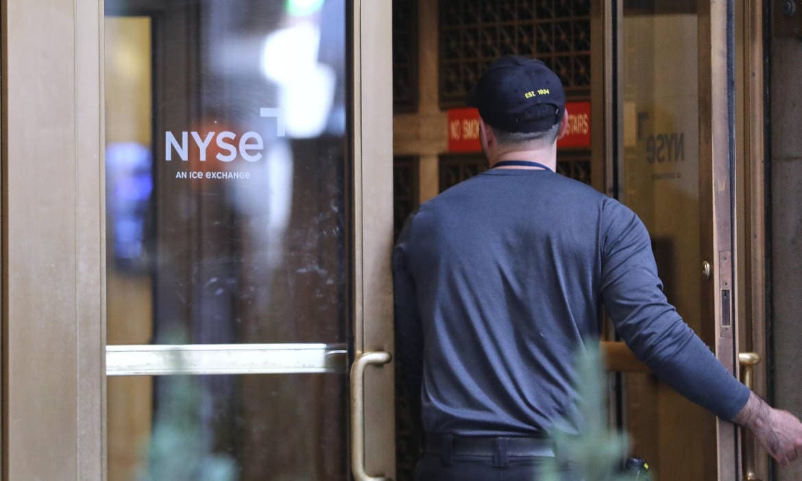 Mann betritt die NYSE Börse, symbolisch für Aktien- und ETF-Investitionen.