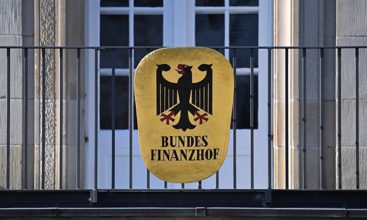 Bundesfinanzhof-Emblem auf einem Balkon mit Blick auf das Gebäude.