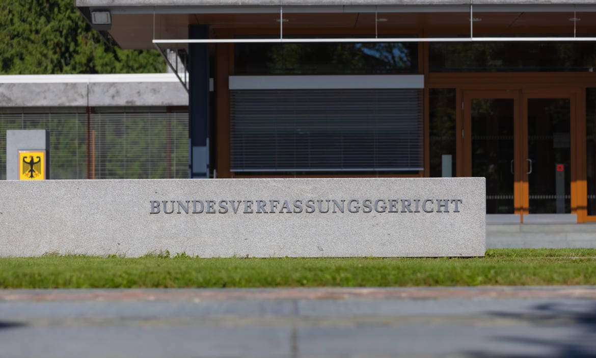 Bundesverfassungsgericht in Deutschland, Gerichtshof mit Steinschrift.