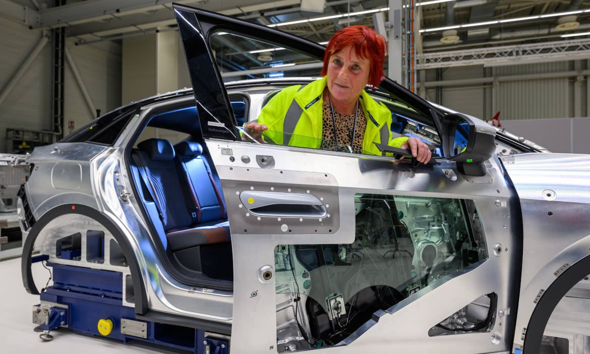 Mitarbeiterin im Werk von Volkswagen Sachsen in Zwickau prüft die Qualität des Elektromodells ID.4: Käufer von E-Autos entscheiden sich besonders oft für ein Modell von VW