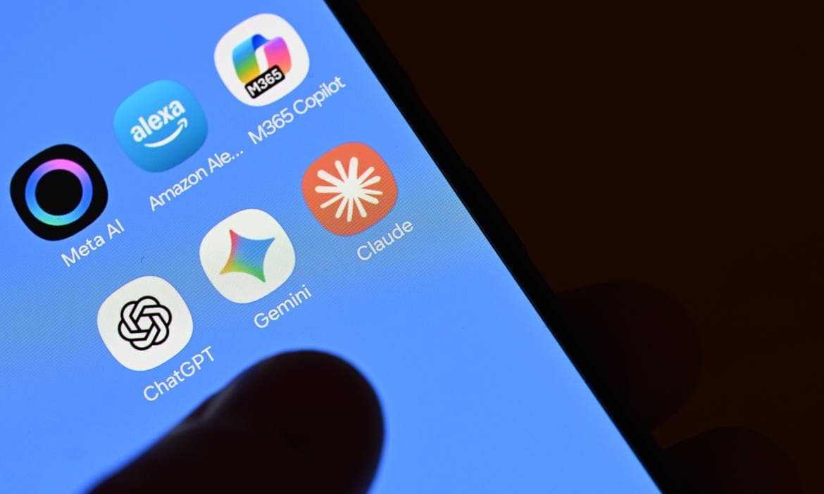 Smartphone-Apps für KI, inklusive ChatGPT, Meta AI und Alexa.