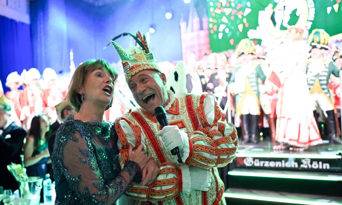 Prinz Karneval 2025 „Prinz René I.” und Kölns damalige Oberbürgermeisterin Henriette Reker (parteilos), singen im Februar 2025 bei einer Sitzung
