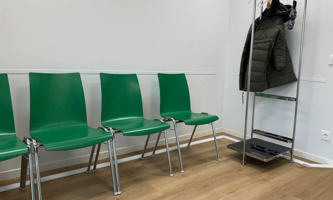 Wartezimmer beim Zahnarzt: Wie lange lassen Krankenkassen anfragende Neukunden auf Antwort warten?