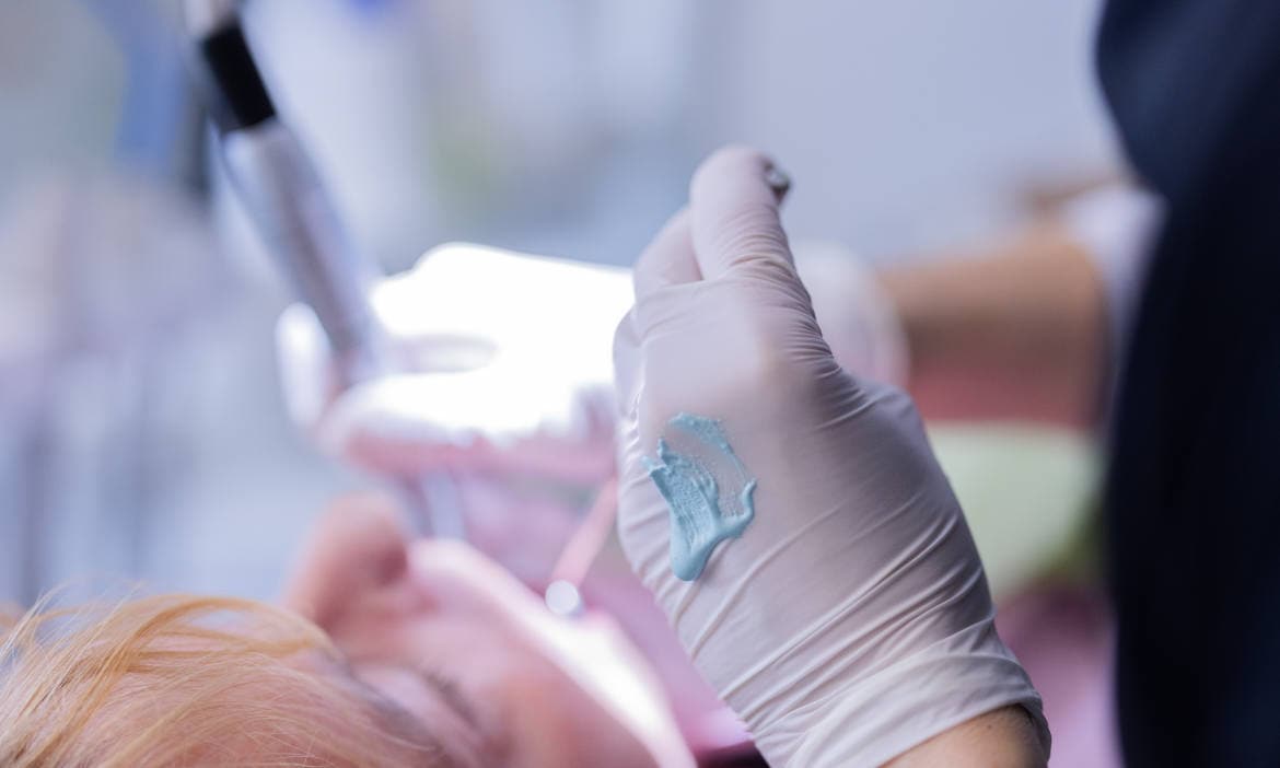 Pflegekraft verabreicht medizinische Behandlung bei Patient im Krankenhaus.