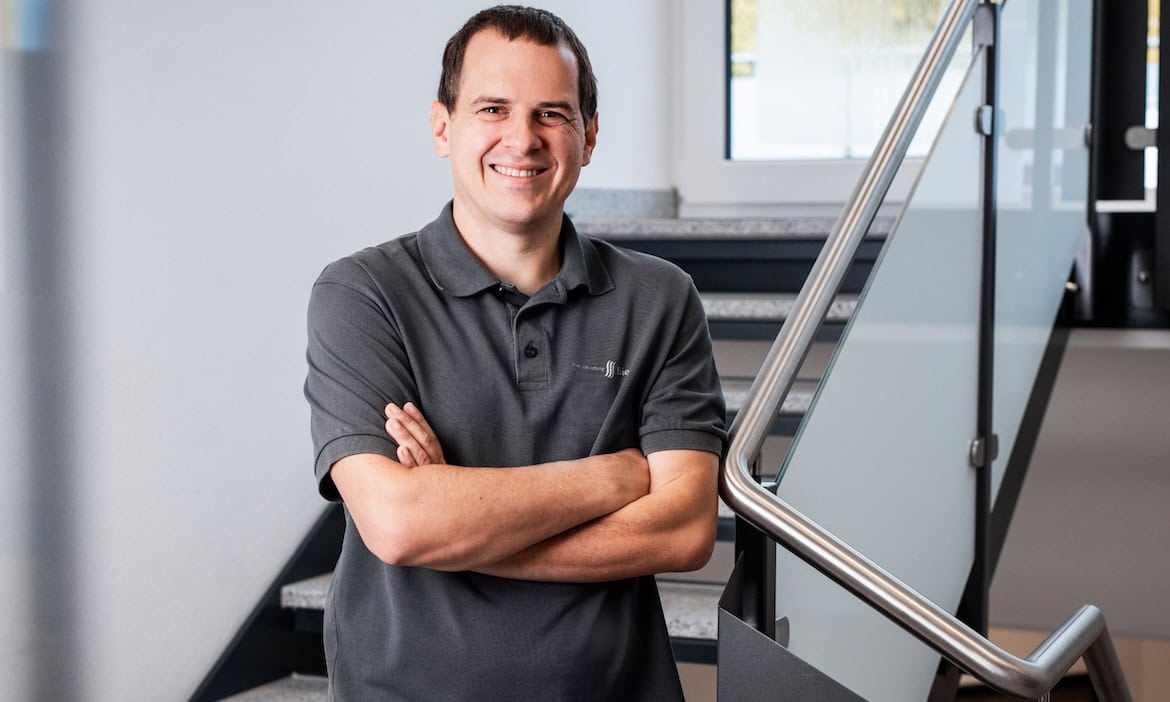 Sicherer Dachdecker bei der Arbeit, vermeidet Sturzrisiko auf dem Gerüst.