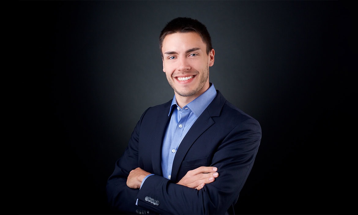 Professioneller Mann in Businesskleidung, der Selbstvertrauen ausstrahlt.